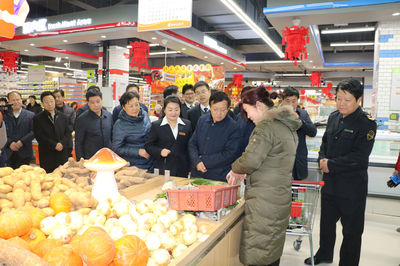 市區(qū)主要領(lǐng)導(dǎo)開展春節(jié)前食品安全檢查，確保農(nóng)副產(chǎn)品銷售安全